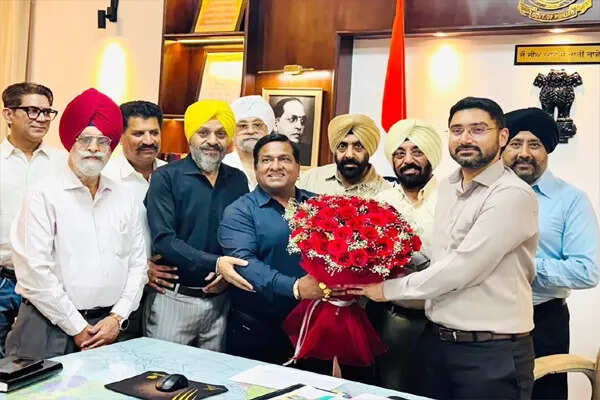 जालंधर में डिप्टी कमिश्नर वर्जीत वालिया का अभिनंदन