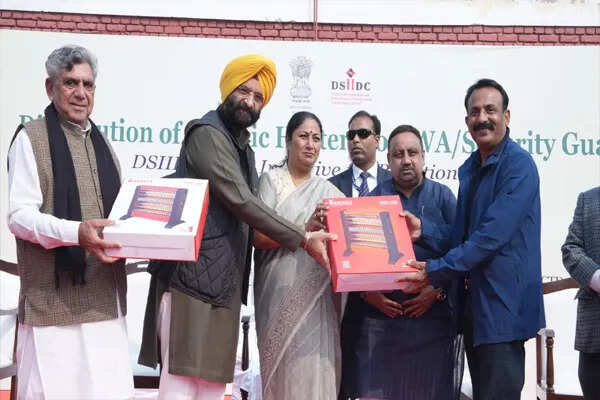 दिल्ली सरकार की नई पहल: नाइट गार्ड्स को हीटर वितरण से सर्दी और प्रदूषण में कमी