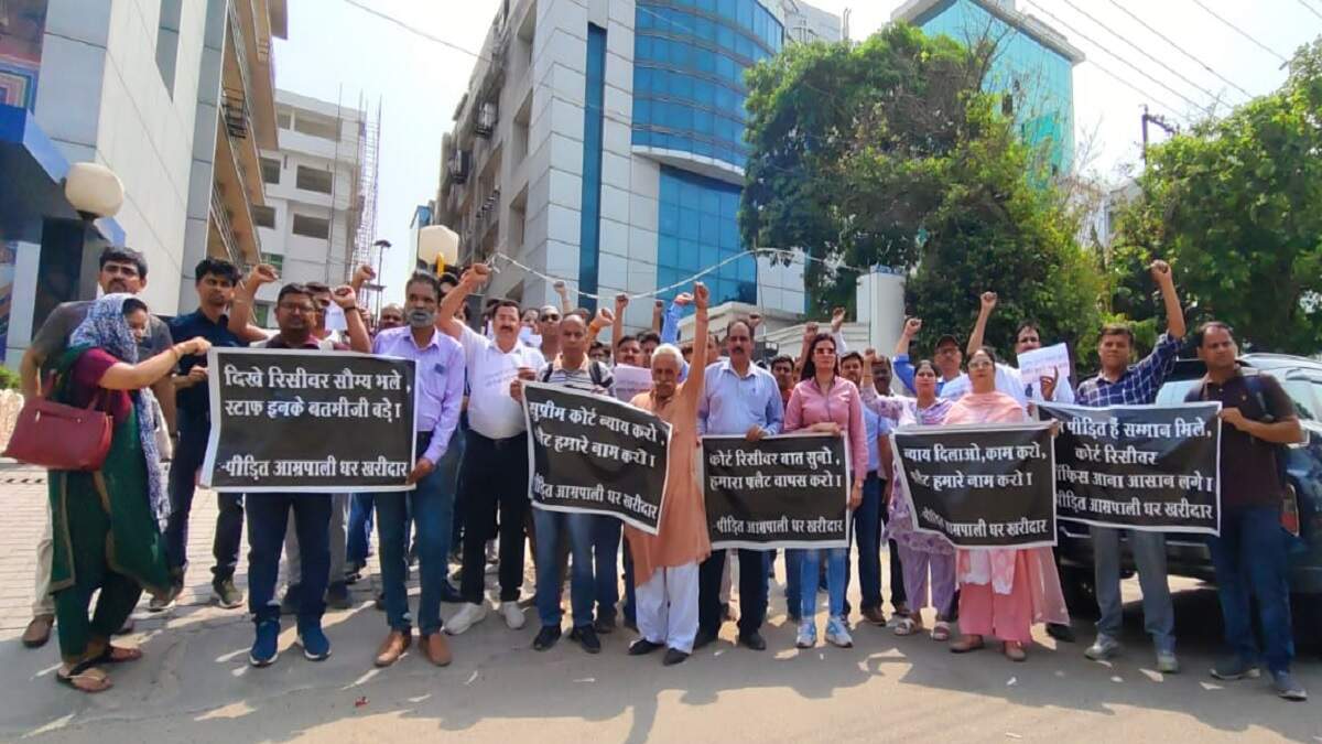 ग्रेटर नोएडा में आम्रपाली निवेशकों का विरोध प्रदर्शन