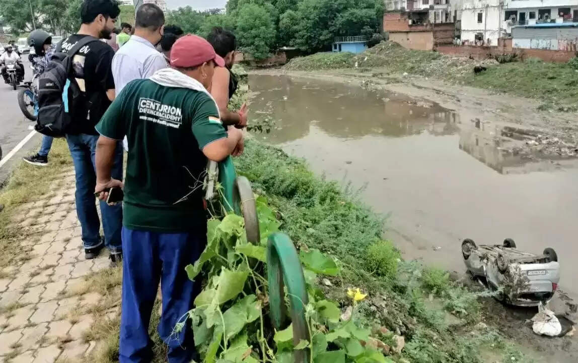 लखनऊ में तेज रफ्तार कार का नाले में गिरना, चालक गंभीर रूप से घायल