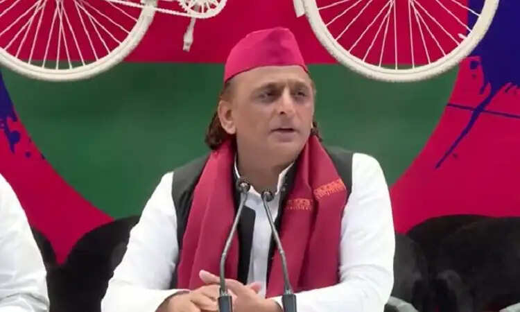 अखिलेश यादव का बड़ा ऐलान: महिलाओं को सालाना 40,000 रुपये देने की योजना