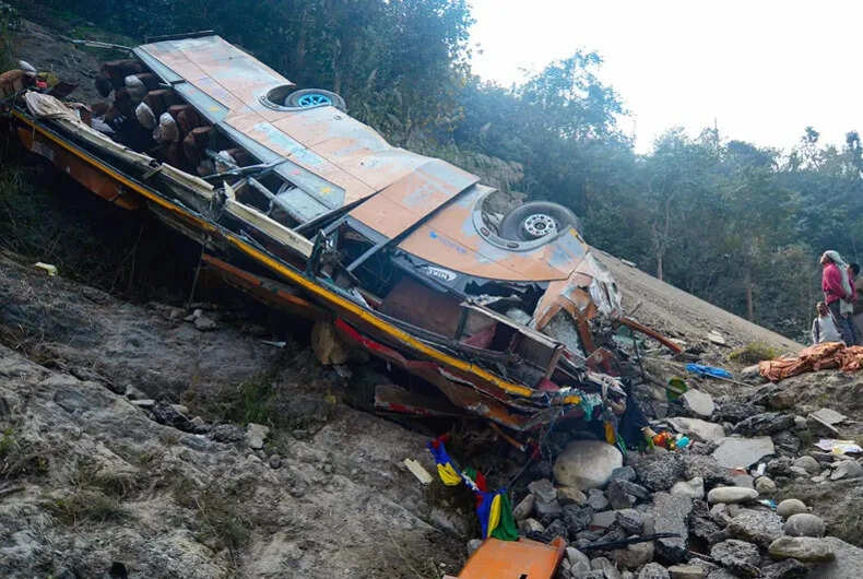 नेपाल में भारतीय तीर्थयात्रियों की बस दुर्घटना, 7 की मौत