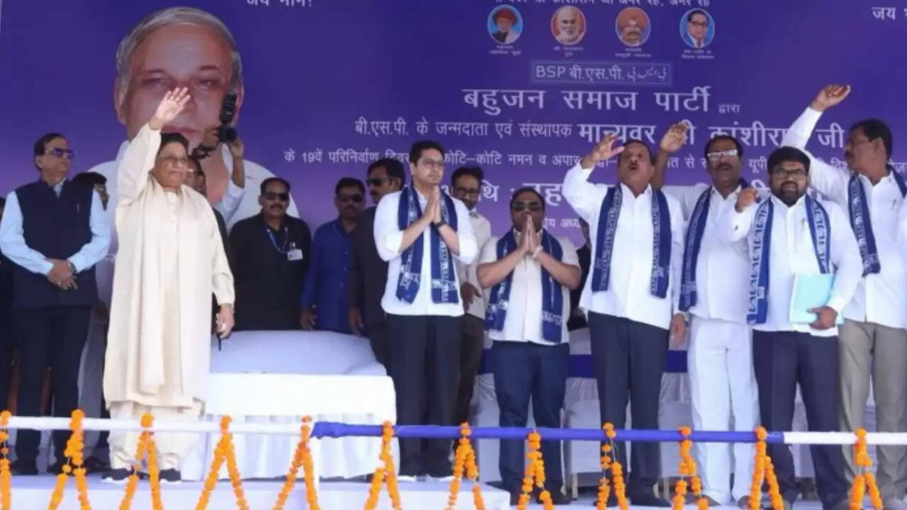 मायावती की रैली में आकाश आनंद को उत्तराधिकारी घोषित करने के संकेत