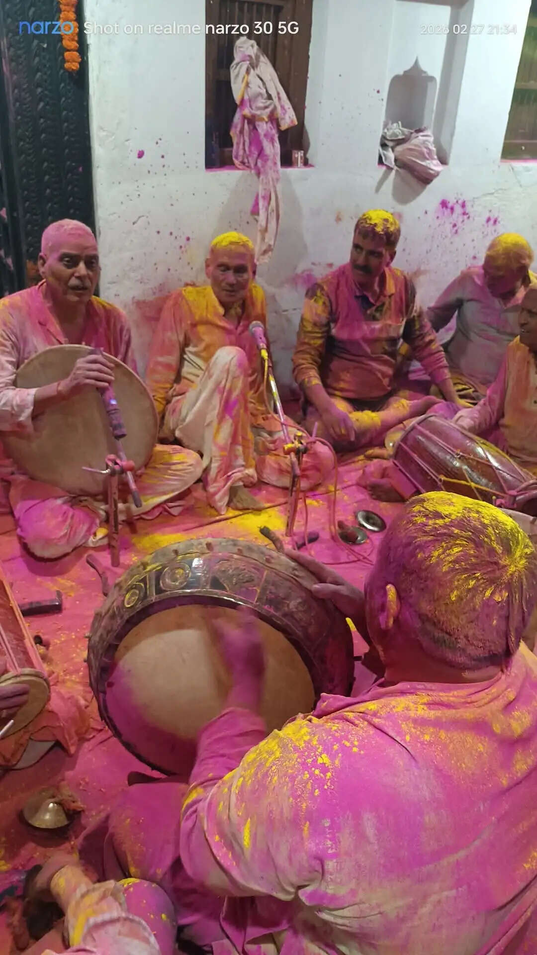 होली पर्व : बलिया के गड़हांचल में फूहड़ता से दूर युवा —बुजुर्ग मिलकर संभाल रहें फाग की विरासत
