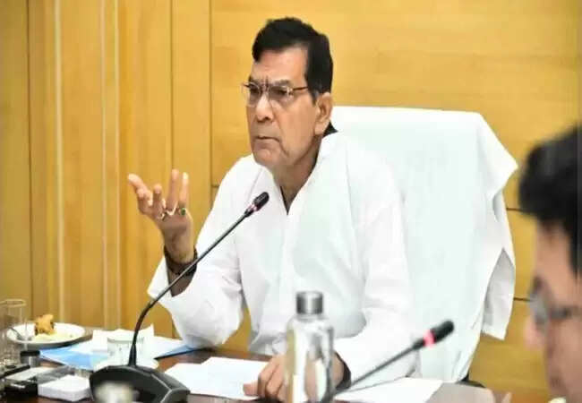 यूपी में बिजली कटौती पर ऊर्जा मंत्री का कड़ा एक्शन, अधिकारी निलंबित
