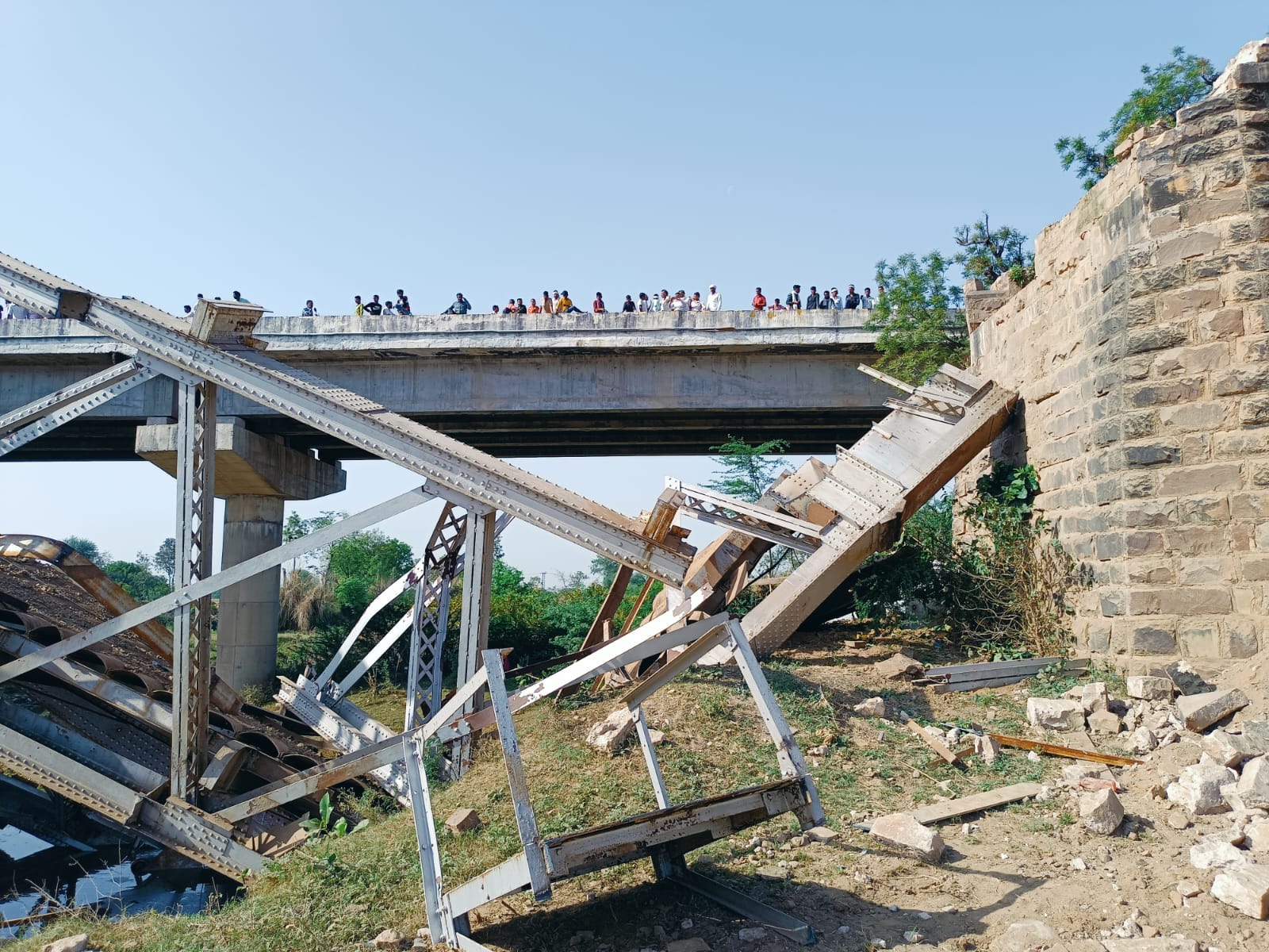 मुरैना: पुल तोडऩे में लापरवाही बरतने पर ठेकेदार पर मामला दर्ज