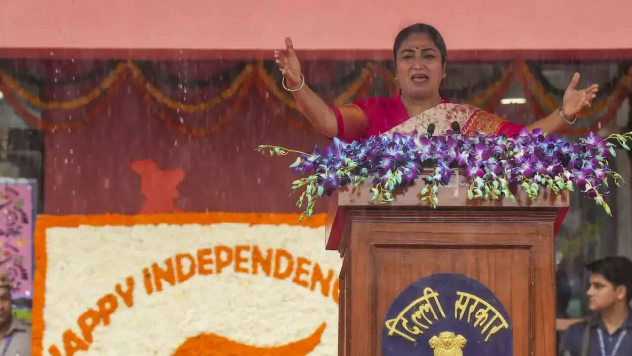 दिल्ली की मुख्यमंत्री रेखा गुप्ता ने स्वतंत्रता दिवस पर की नई योजनाओं की घोषणा