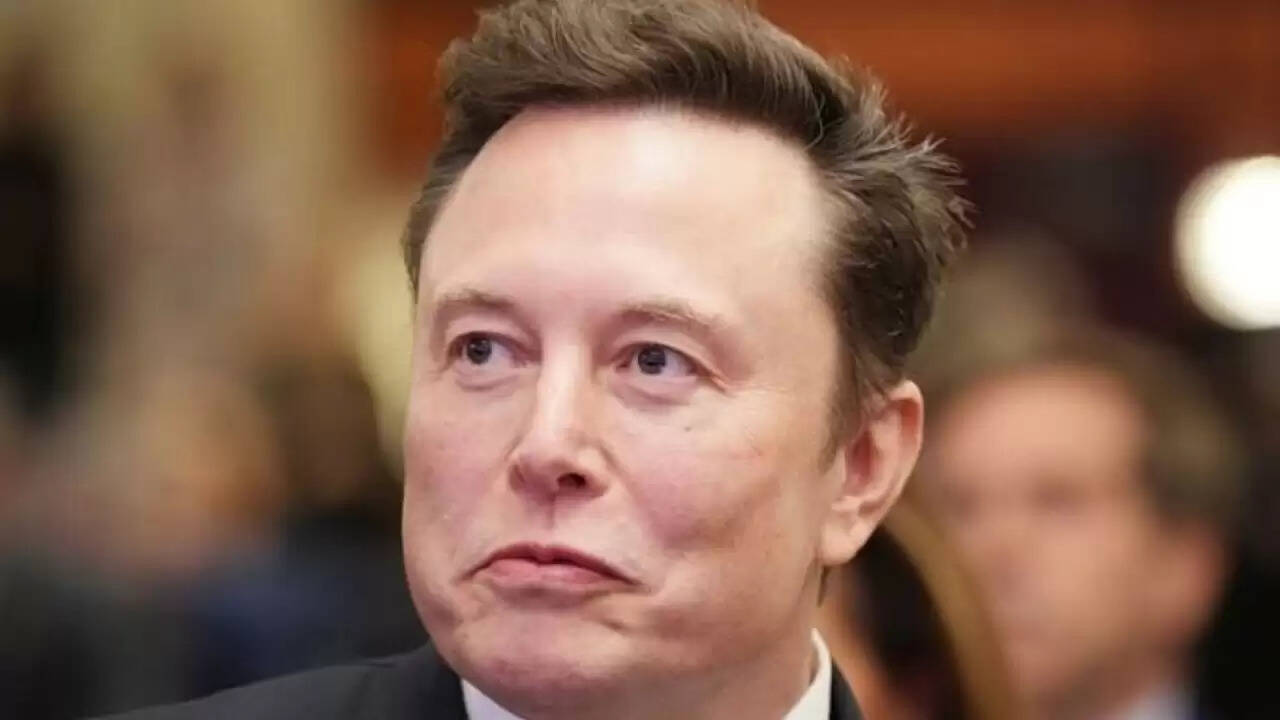 एलन मस्क का 1 ट्रिलियन डॉलर का वेतन पैकेज: क्या यह एक नई आर्थिक क्रांति है?