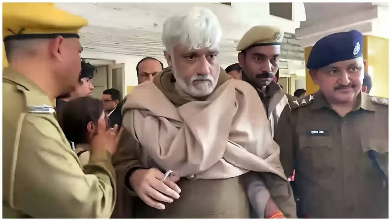 विक्रम भट्ट और पत्नी पर 30 करोड़ रुपये की धोखाधड़ी का मामला