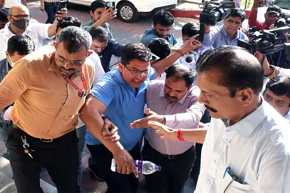 नौकरशाहों के लिए गोपनीयता और पारदर्शिता का संतुलन