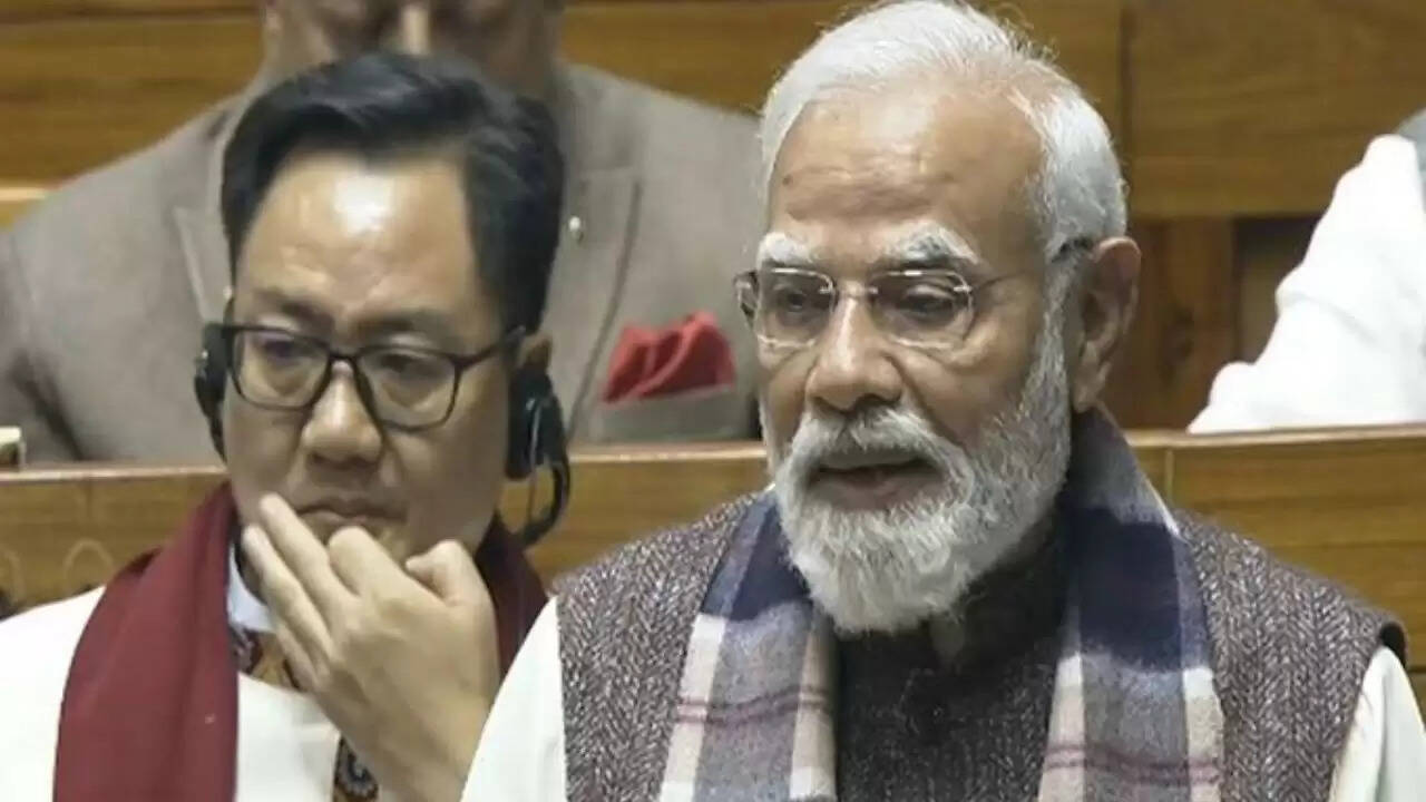 प्रधानमंत्री मोदी का वंदे मातरम पर जोरदार भाषण: कांग्रेस पर निशाना