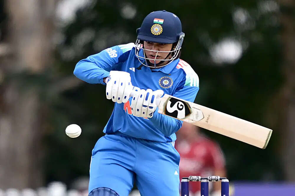 भारत ने ऑस्ट्रेलिया के खिलाफ वनडे सीरीज के पहले मैच में 215 रन का लक्ष्य रखा