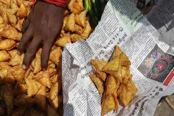 FSSAI ने अखबार में खाना परोसने पर लगाई रोक, स्वास्थ्य को खतरा
