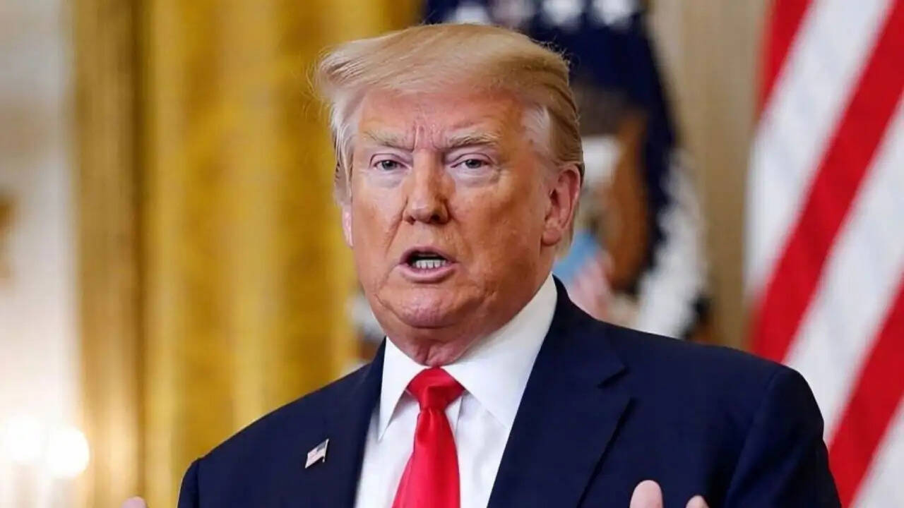 डोनाल्ड ट्रंप का 100% टैरिफ निर्णय: अमेरिकी दवा उद्योग को बढ़ावा