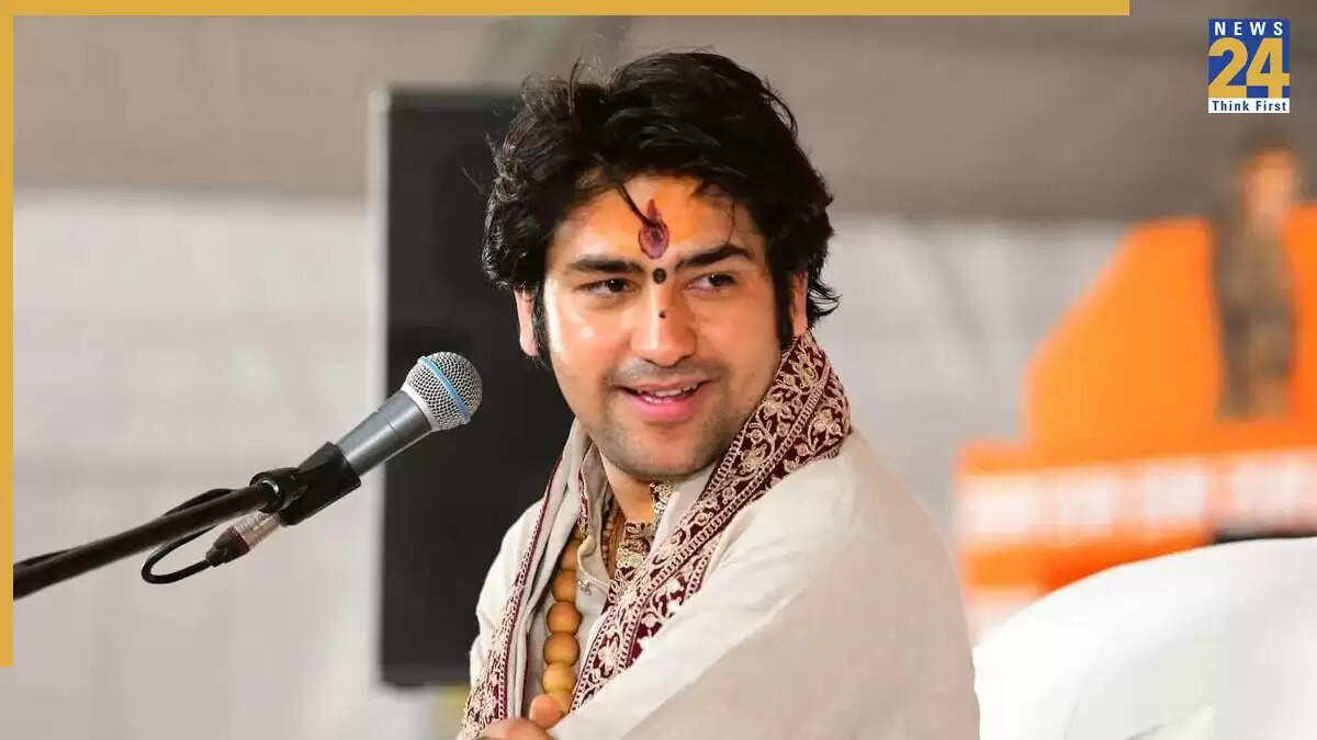 धीरेंद्र शास्त्री का गरबा नाइट पर विवादित बयान: गैर-हिंदुओं की एंट्री पर उठी मांग