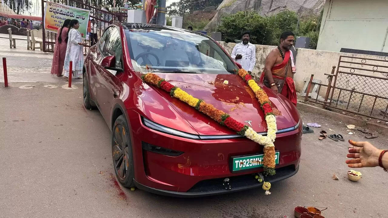 डॉ. प्रवीण कोडुरु ने टेस्ला के लिए किया वाहन पूजा