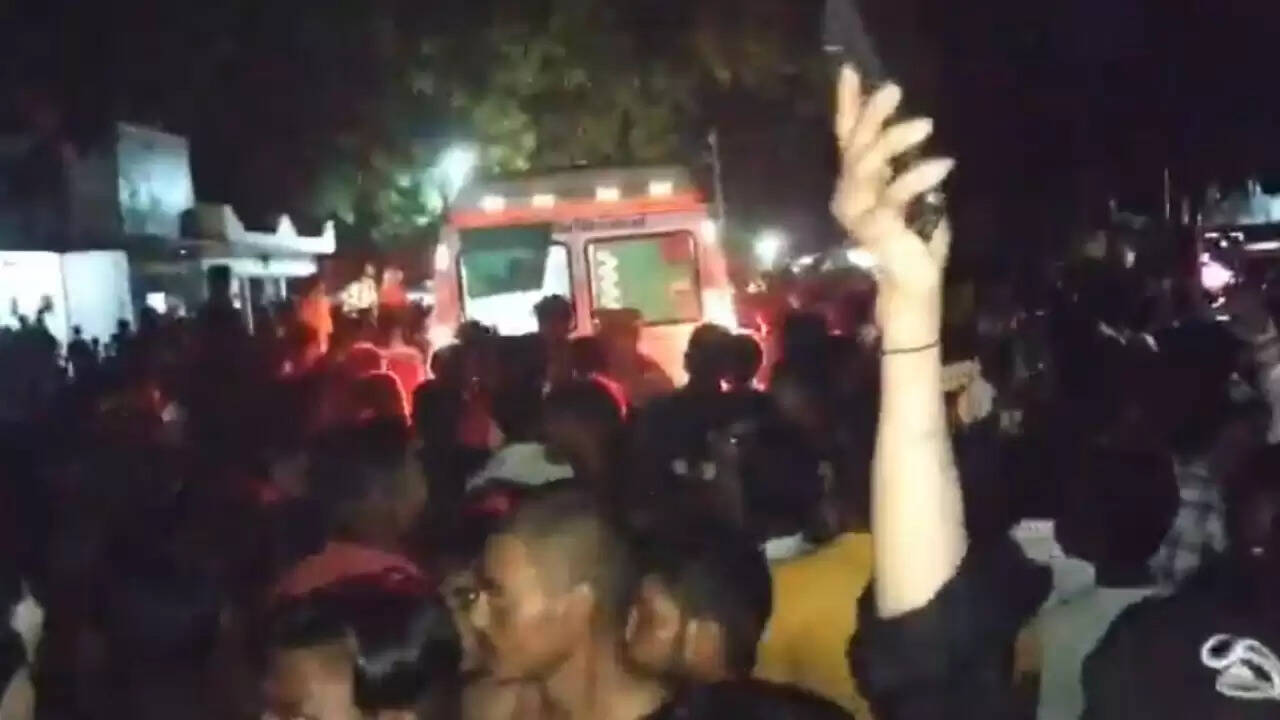 बाराबंकी के मंदिर में भगदड़ से दो श्रद्धालुओं की मौत, 29 घायल