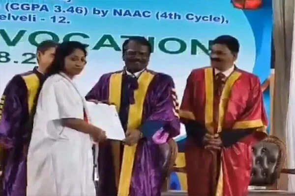तमिलनाडु की छात्रा ने राज्यपाल से डिग्री लेने से किया इनकार