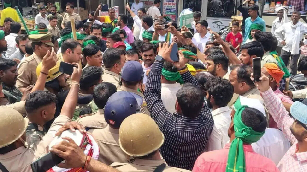 किसानों का उग्र प्रदर्शन: पूर्व मंत्री की टिप्पणी पर भाकियू का विरोध