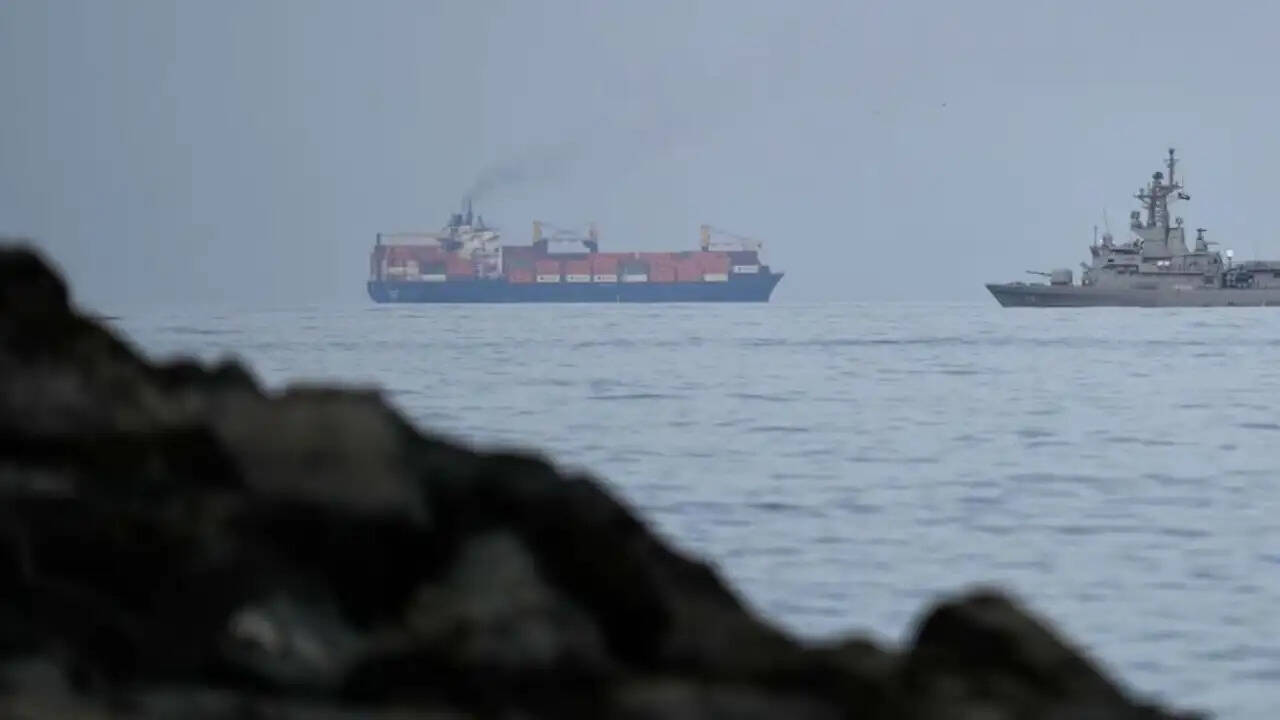 स्ट्रेट ऑफ होर्मुज में फंसी 3 लाख मीट्रिक टन LPG: भारत की कोशिशें जारी