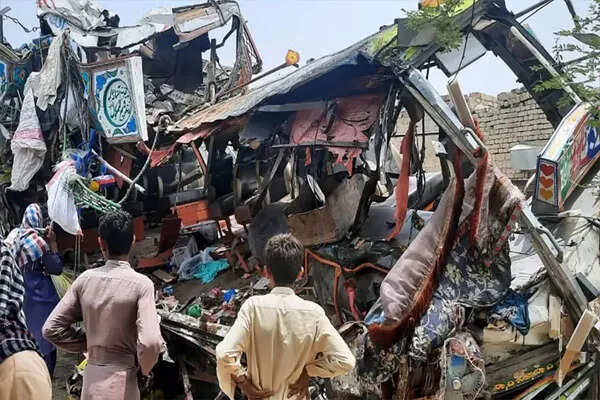पाकिस्तान में ट्रक दुर्घटना में 15 लोगों की मौत, 8 घायल