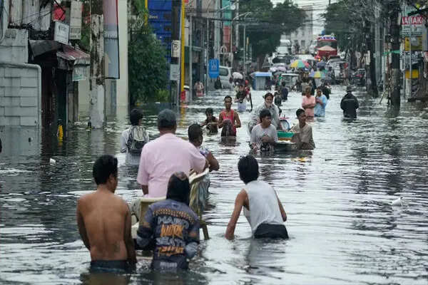 चीन के गांसु प्रांत में बाढ़ और भूगर्भीय आपदाओं के लिए रेड अलर्ट