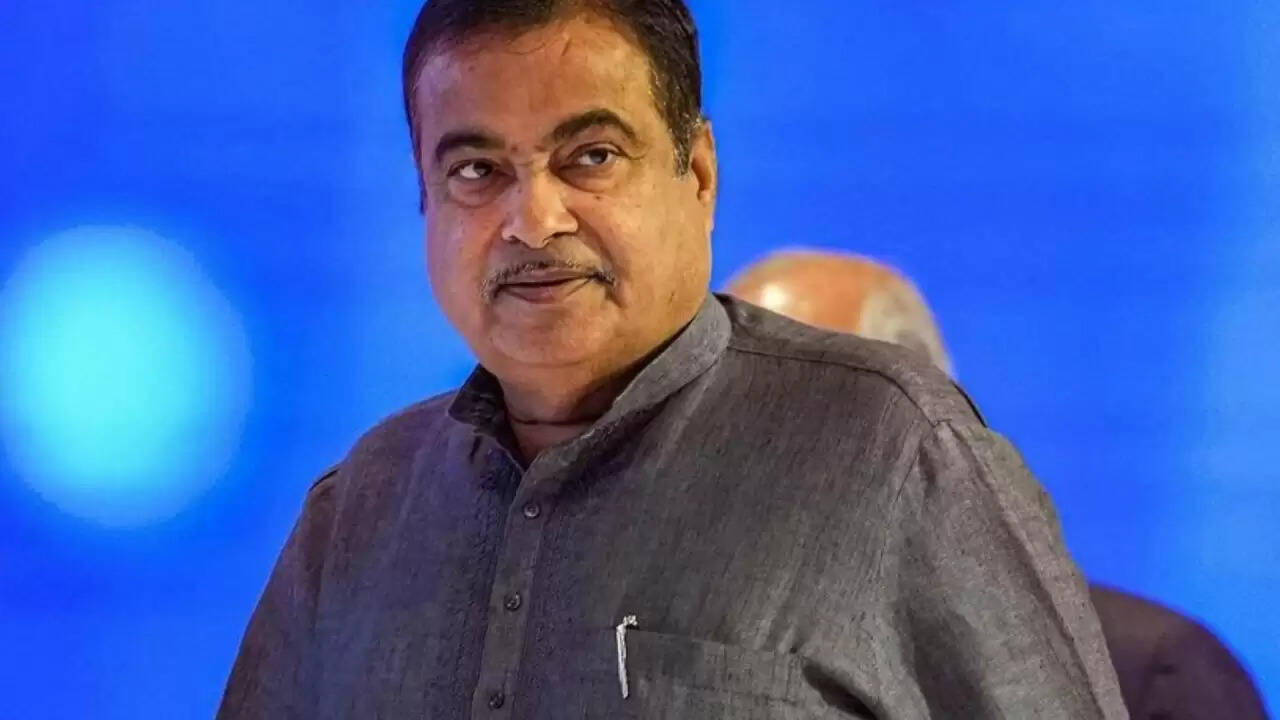 नितिन गडकरी का बड़ा बयान: 15 लाख करोड़ रुपये हैं तैयार, लेकिन काम करने वाले नहीं!