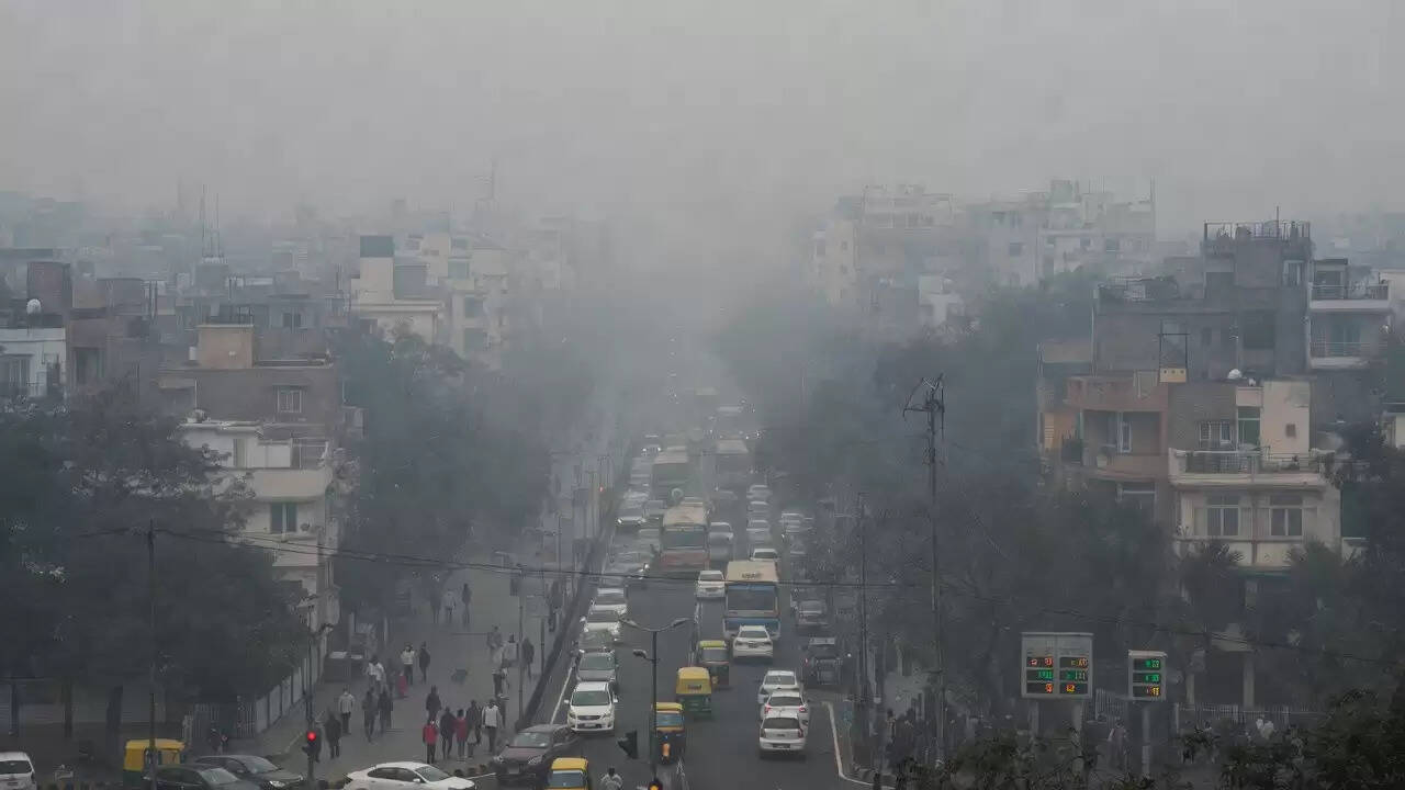 दिल्ली में सर्दी और प्रदूषण का संकट: स्वास्थ्य पर गंभीर प्रभाव