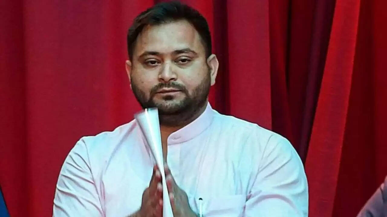 तेजस्वी यादव के काफिले में हुआ सड़क हादसा, सुरक्षाकर्मी घायल