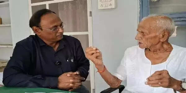 वजह पूंछी तो पुलिस ने दांत तोड़े और जेल में खाना मांगा तो सेल में बंद कर दिया