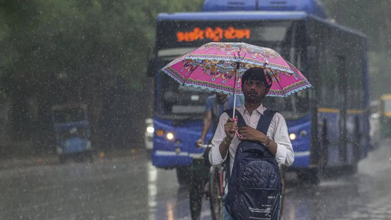 भारत के 19 राज्यों में आंधी-बारिश का अलर्ट, दिल्ली में राहत की उम्मीद