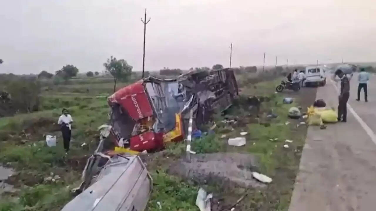 महाराष्ट्र में लातूर-सोलापुर हाईवे पर भयानक बस दुर्घटना
