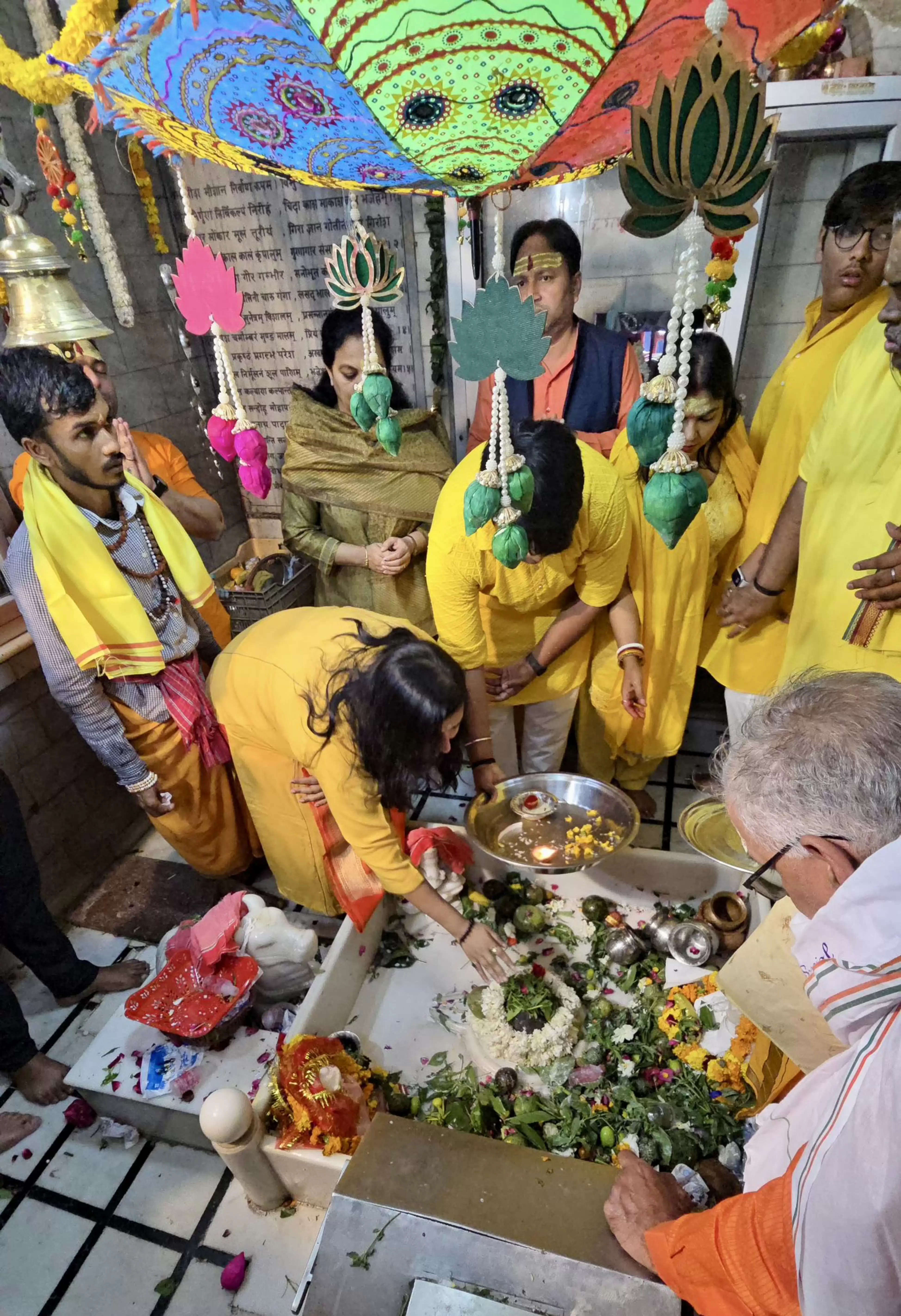 महाशिवरात्रि के पावन अवसर पर कनॉट प्लेस स्थित प्राचीन शिव मंदिर और महर्षि वाल्मीकि मंदिर में भगवान भोलेनाथ का अभिषेक एवं पूजन करती सांसद बांसुरी स्वराज।