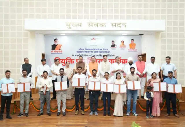 उत्तराखंड में 221 युवाओं को नियुक्ति पत्र, सीएम धामी ने किया वितरण
