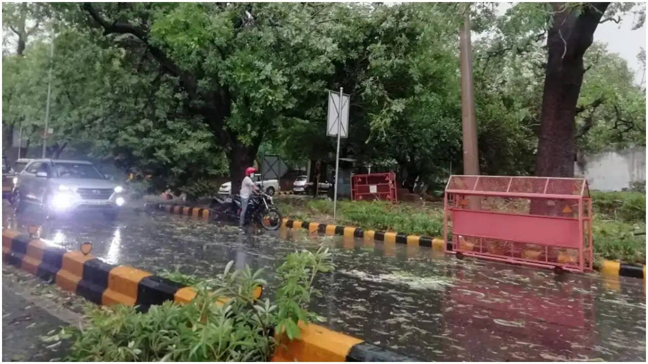 दिल्ली और एनसीआर में मौसम में बदलाव, तेज आंधी और बारिश की चेतावनी