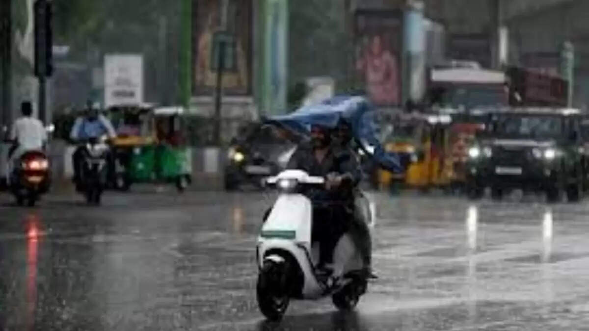 सूरत में मानसून की दस्तक: भारी बारिश से जनजीवन प्रभावित