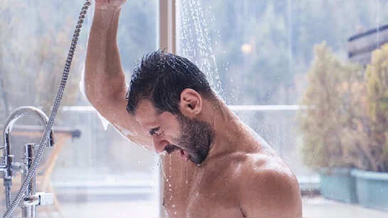 सर्दियों में नहाने का सही तरीका: गर्म या ठंडा पानी?