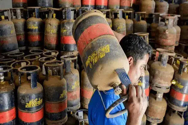 कमर्शियल LPG सिलिंडर की कीमतों में वृद्धि, घरेलू सिलिंडर पर राहत