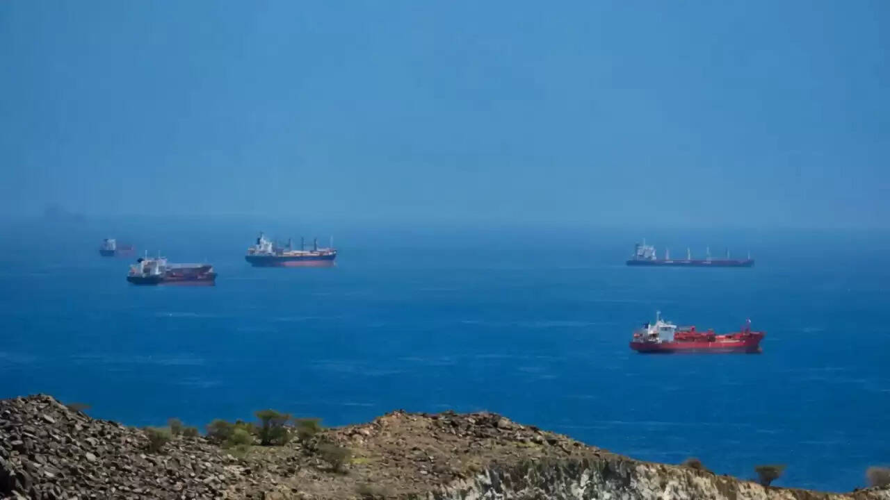 ईरान का कंटेनर जहाज पर हमला: ट्रंप का सीजफायर बढ़ाने का फैसला