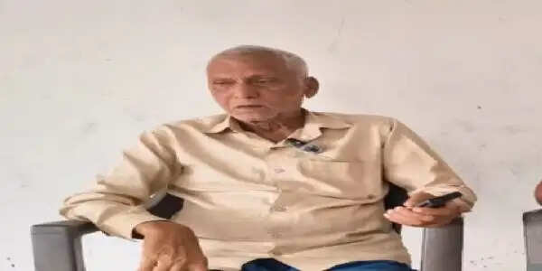 सेवानिवृत्त शिक्षक अपनी पेंशन से दृष्टिहीनों के जीवन में ला रहे उजाला