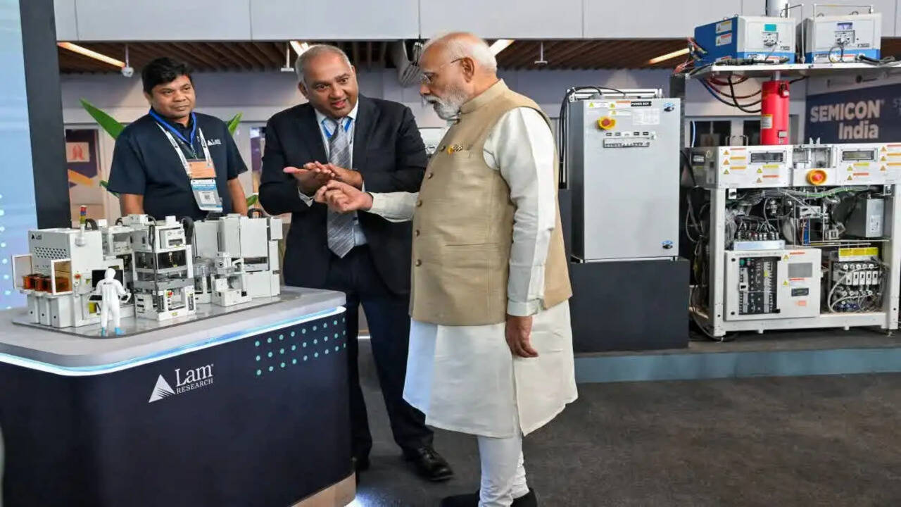 प्रधानमंत्री मोदी का सेमीकॉन इंडिया 2026 का उद्घाटन, 300 अंतरराष्ट्रीय कंपनियों की भागीदारी