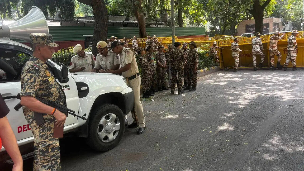 दिल्ली में जंतर मंतर पर प्रदर्शन: चुनाव आयुक्त के इस्तीफे की मांग