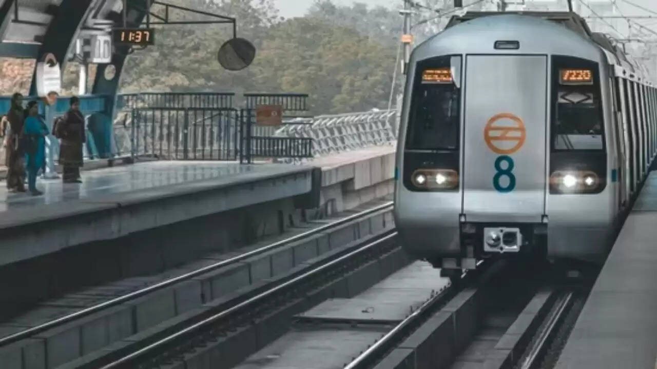 दिल्ली मेट्रो में ठगी की कोशिश: एक यात्री की सतर्कता ने बचाई जान