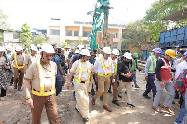 दिल्ली में आर. के. आश्रम मार्ग मेट्रो स्टेशन का निर्माण, सीएम ने किया निरीक्षण