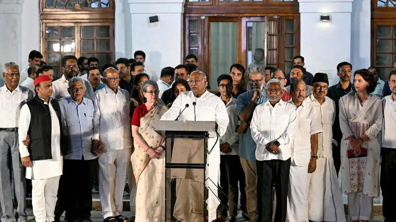 बजट सत्र में हंगामे के बीच विपक्ष ने बदली रणनीति