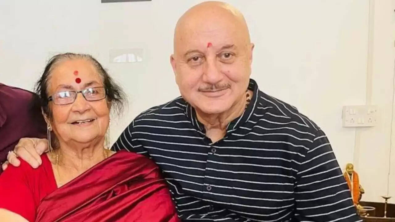 अनुपम खेर की मां को लगी चोट, परिवार ने छुपाई थी जानकारी