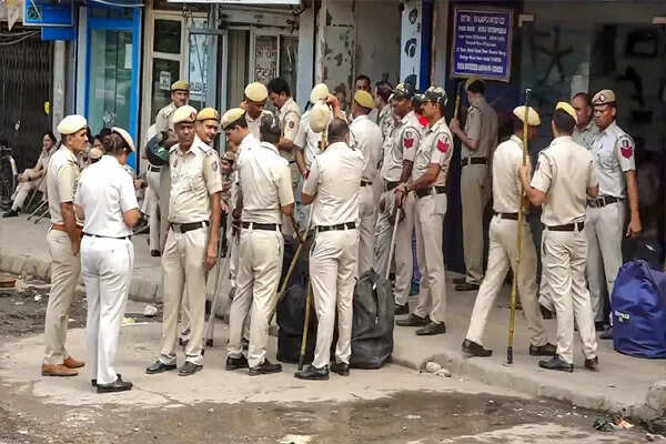 दिल्ली पुलिस ने 40 बांग्लादेशी घुसपैठियों को किया गिरफ्तार, फर्जी दस्तावेज बरामद