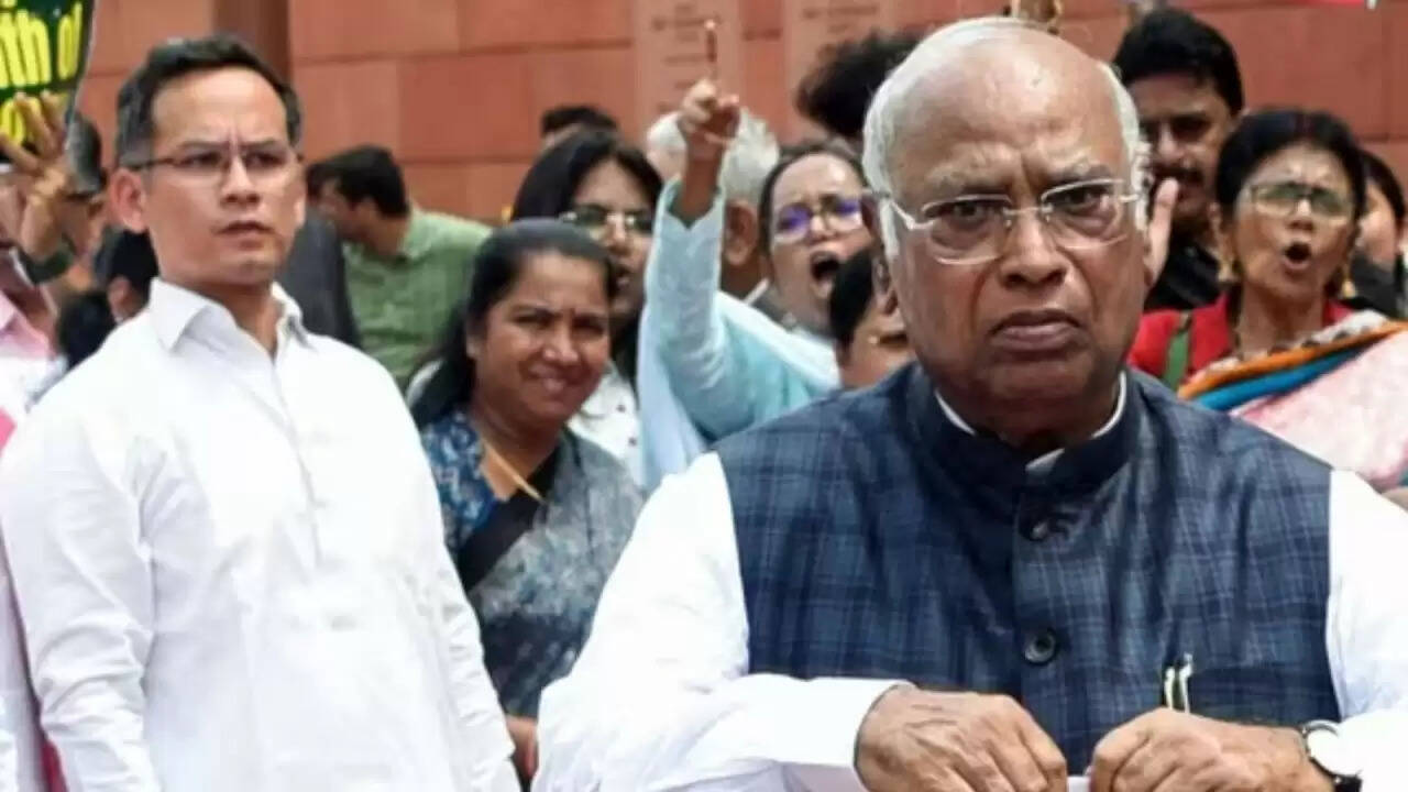 क्या है मल्लिकार्जुन खड़गे का मोदी पर हमला? जानें संसद में क्या हुआ