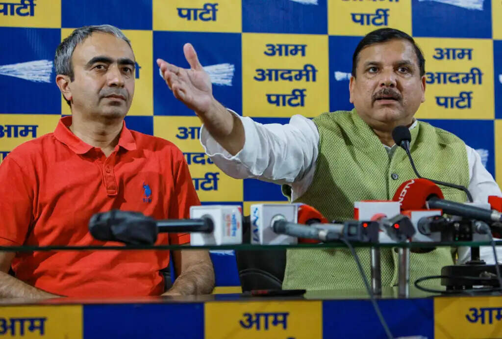 आम आदमी पार्टी ने राज्यसभा सांसदों की शिकायत करने का निर्णय लिया