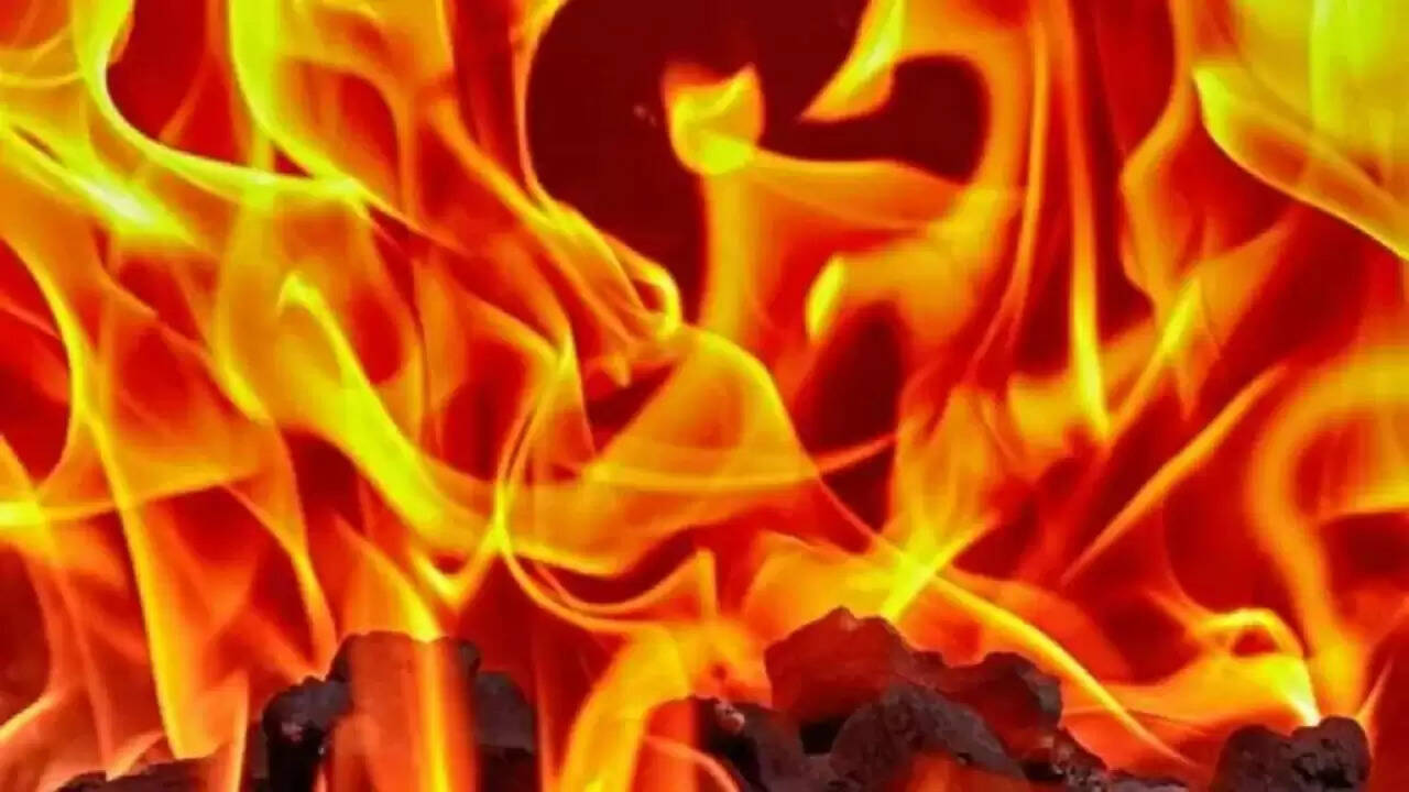 दिल्ली के अस्पताल में आग: ऑक्सीजन सिलेंडर की चपेट में आने से टला बड़ा हादसा